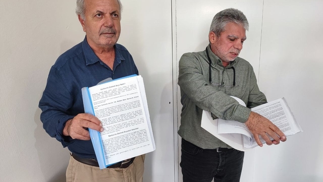 Vakıfbank'ın eski müdür yardımcısının vatandaşların hesabından para aldığı iddiası
Adana'da Vakıfbank'tan emekli olan banka müdür yardımcısının bir kişinin hesabından 298 bin dolar, başka bir kişinin hesabından ise 2 milyon lira aldığı öne sürüldü