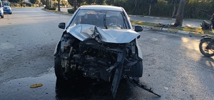 Palmiyeye çarpan otomobil hurdaya döndü: 1 yaralı