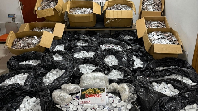 İzmir'de zehir deposuna baskın: Yarım milyondan fazla uyuşturucu hap ele geçirildi