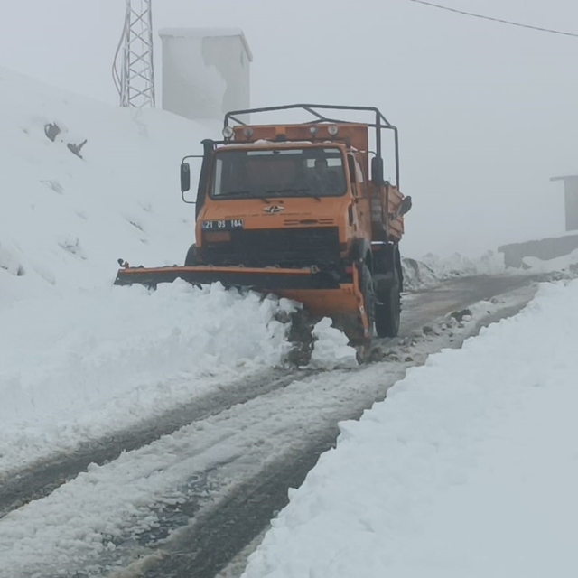 Tanin geçidinde yol açma çalışmaları başladı