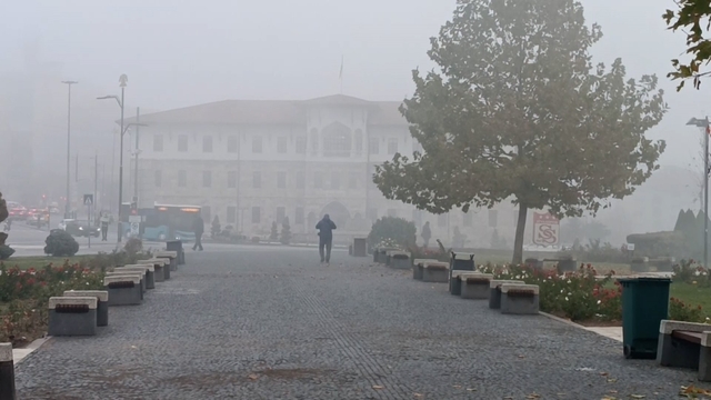 Sivas'ın tarihi kent meydanı sislere gömüldü