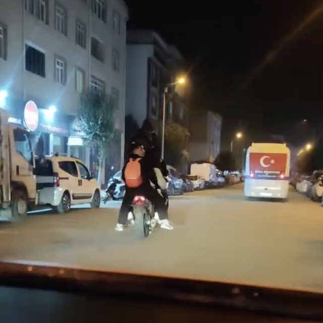 Çanakkale'de motosiklete binen 5 genç adeta ölümle dans etti