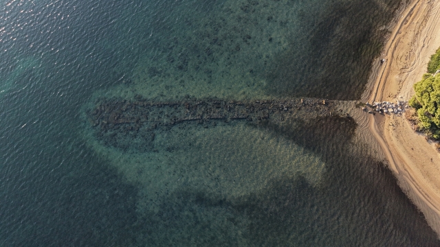 Erdek Körfezi'nde deniz çekildi, antik liman gün yüzüne çıktı
Kyzikos'un gizli limanı ortaya çıktı
Erdek'te deniz seviyesinin düşmesiyle antik tarihten izler ortaya çıktı