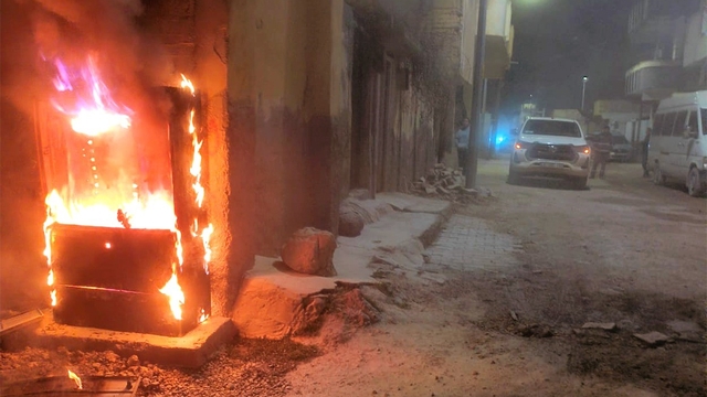 Kaçak hat çekilen panolar alev aldı
Alev alan pano akılalmaz metodu ortaya çıkarttı