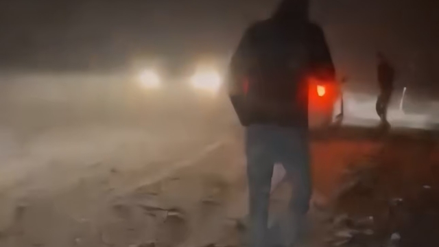 Yüksekova-Şemdinli kara yolunda tipi ve fırtınada mahsur kalanları ekipler kurtardı