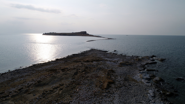 Çarpanak Adası'nda ortaya çıkan antik yola, olası boğulma vakalarına karşı uyarı levhaları asıldı