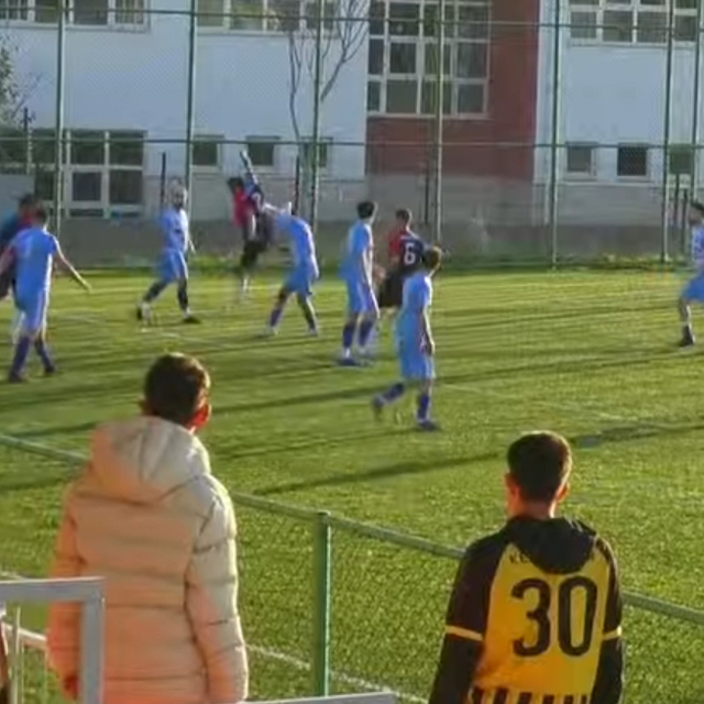 Futbolcular arasında arbede çıktı; maç tatil edildi