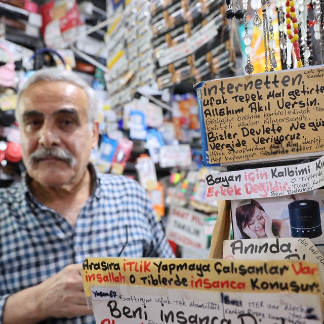 Adana'da 44 yıllık esnafın hayat dersi yazıları dikkat çekiyor