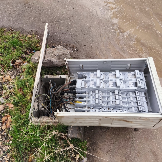 Devrilen elektrik trafosu ölüm saçıyor