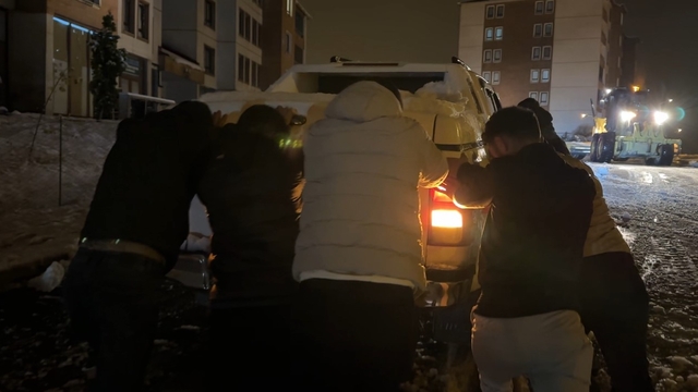 Yüksekova'da yollar piste döndü: Sürücülerin yokuşla imtihanı kameraya yansıdı