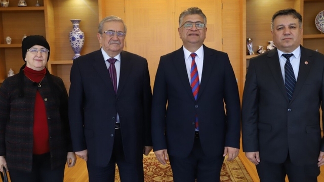 Emekli Müdür Ahmet Urfalı eserlerini Rektör Kızıltoprak'a takdim etti