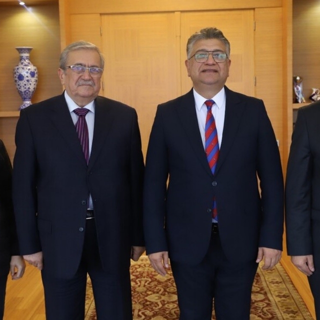 Emekli Müdür Ahmet Urfalı eserlerini Rektör Kızıltoprak'a takdim etti