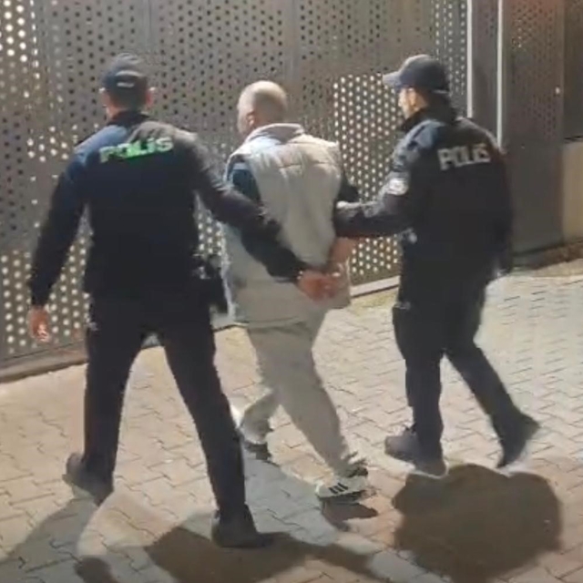 İzmir'de aranan firari şahıs polisten kaçamadı