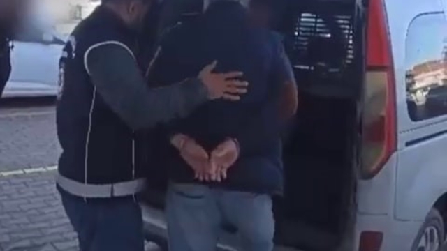 Taksiden yolcu yerine 3 kaçak göçmen çıktı