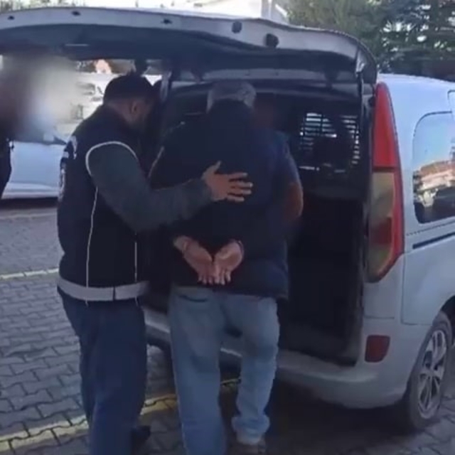 Taksiden yolcu yerine 3 kaçak göçmen çıktı