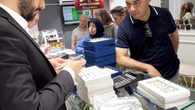 Müşterilerinin 'altın günü'nü kuyumcu dükkanına taşıdı