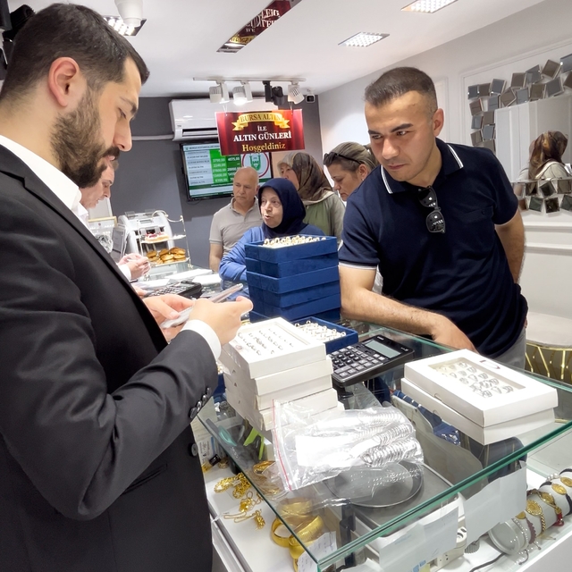 Müşterilerinin 'altın günü'nü kuyumcu dükkanına taşıdı