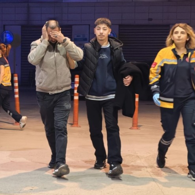 Alkol aldıktan sonra taşların üzerine düştü, sağ kulağı koptu