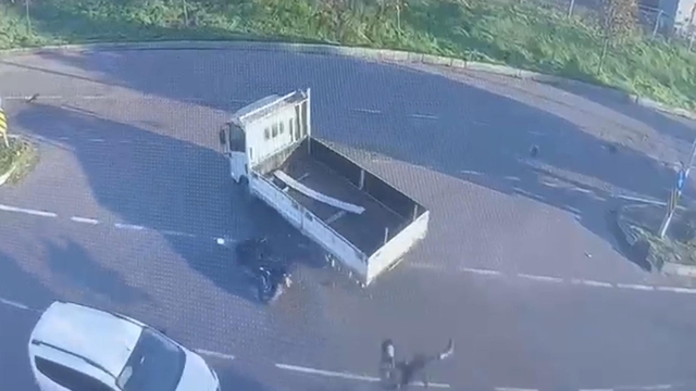 Motosiklet ile kamyonet çarpıştı; 1 yaralı