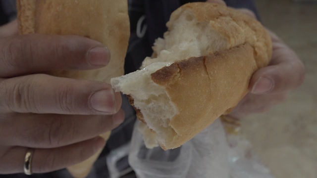 Yetkililer içinden poşet çıkan ekmeği üreten fırınla ilgili harekete geçti
İl Tarım ve Orman Müdürlüğü'nce işletmede incelemeler yapıldı
Risk oluşturabilecek bir olumsuzluğun tespit edilmediği işletmenin yetkilileri uyarıldı