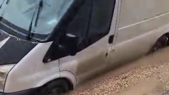 Minibüs çöken yolda mahsur kaldı