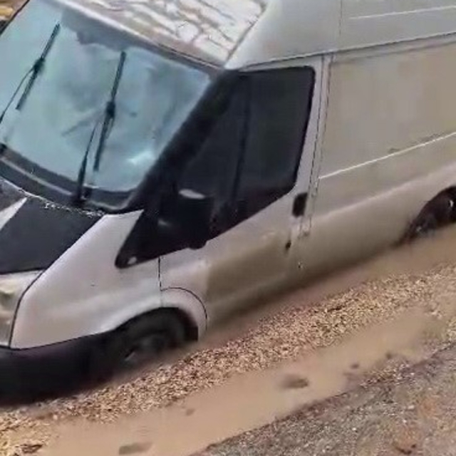 Minibüs çöken yolda mahsur kaldı