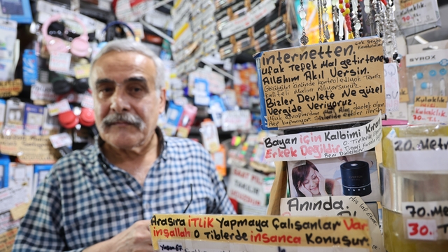 Adana'da 44 yıllık esnafın hayat dersi yazıları dikkat çekiyor