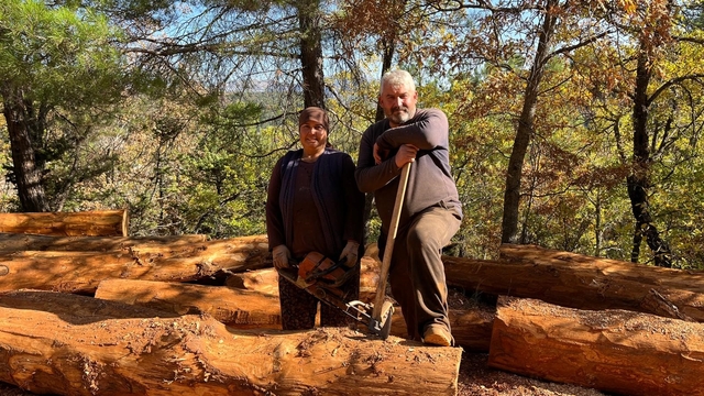 Karı-koca 35 yıldır  ormanlarda damgalanan ağaçları kesiyorlar
Atalarından kalan mesleği 40 yıldır sürdüren Torosların emekçi ailesi