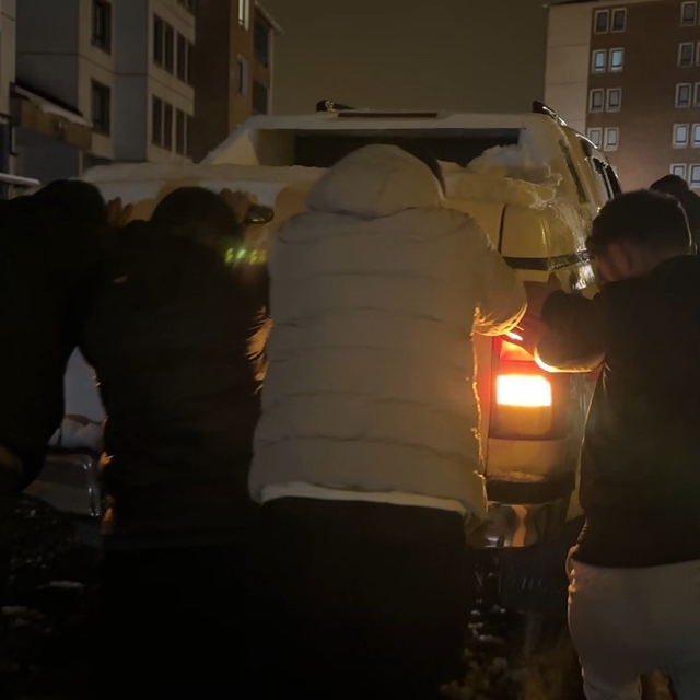 Yüksekova'da yollar piste döndü: Sürücülerin yokuşla imtihanı kameraya yans...