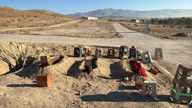 Zehirlenerek ölen anne ve 2 çocuğunun yan yana defnedildiği mezarlar görenlerin için sızlattı
Anne ile küçük kızının mezar taşlarına gelin duvakları sarıldı