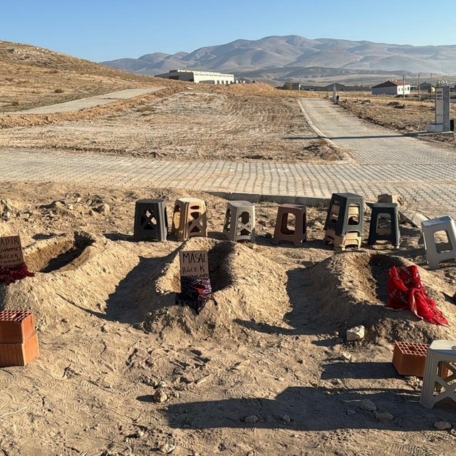 Zehirlenerek ölen anne ve 2 çocuğunun yan yana defnedildiği mezarlar görenl...