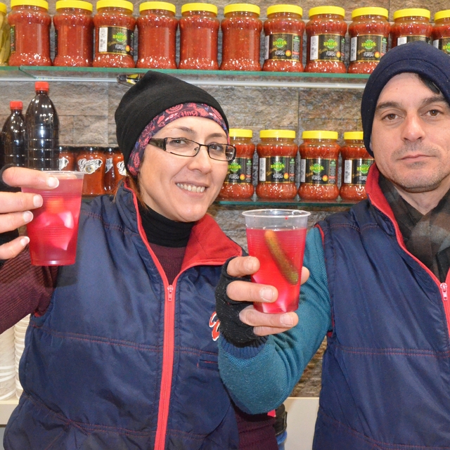 Neşeli Günler filmi gerçek oldu: Eşinin dükkanı karşısına turşucu açtı
Turş...