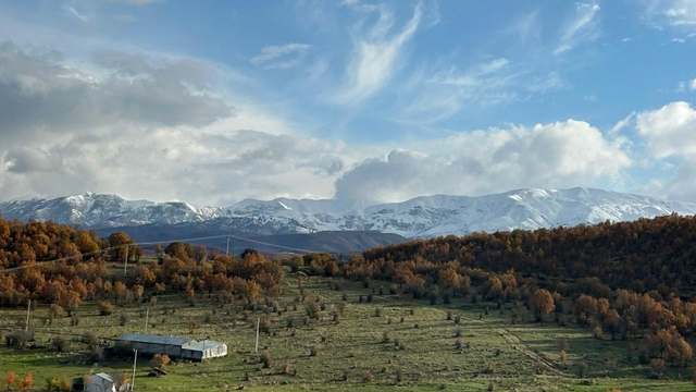 Karla kaplı dağlar sonbaharın renkleriyle buluştu