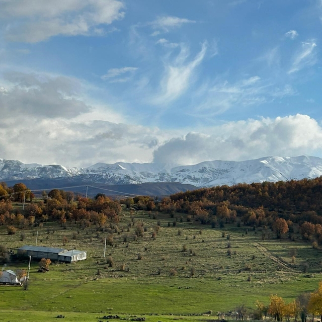 Karla kaplı dağlar sonbaharın renkleriyle buluştu