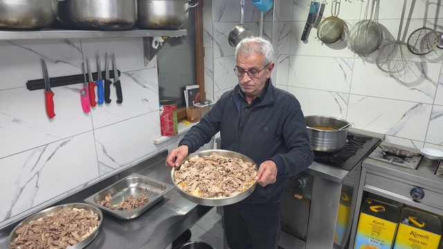 Kütahya'da 'Kaz eti tiridi' sezonu açıldı
Kaz eti ve yufkanın birleşimiyle hazırlanıyor, soğuk havalarda yöre halkının en çok tercih ettiği geleneksel yemekler arasında yer alıyor