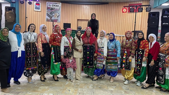 Simavlı kadınların "Üç Etek Gecesi" ilgi gördü
Onlarca kadın yöresel eteklerini giyip davul-zurna eşliğinde uzun halaylar çekerek gönüllerince eğlendi