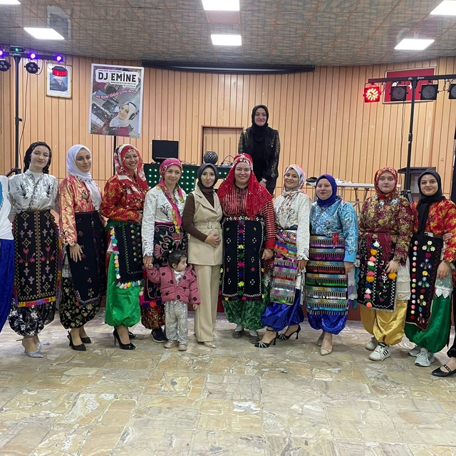 Simavlı kadınların "Üç Etek Gecesi" ilgi gördü
Onlarca kadın yöresel etekle...