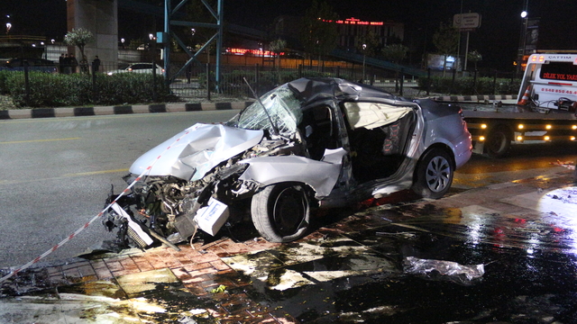 Manisa'da üst geçit ayağına çarpan otomobildeki 1 kişi öldü, 3 kişi yaralandı