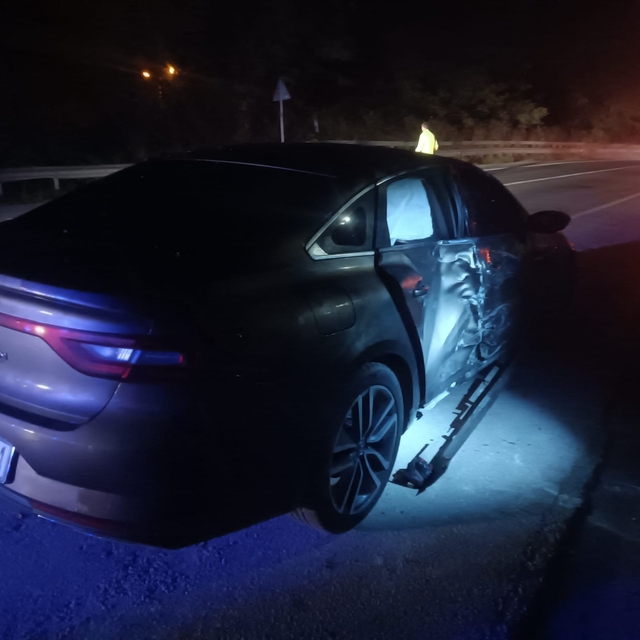 Otomobil ile çarpışan motosiklet yandı: 1'i ağır 2 yaralı