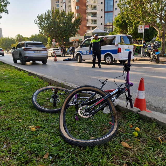 Yaya geçidinde bisikletli çocuğa çarpıp ölümüne neden olan sürücü kaçtı