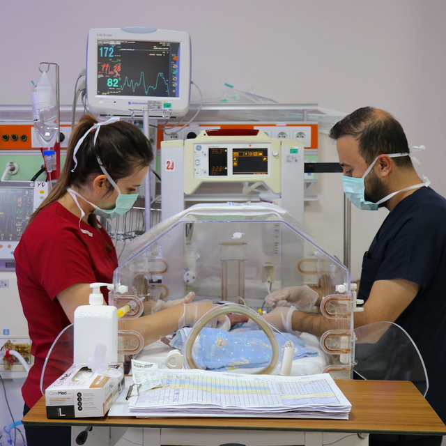 Prematüre ikiz bebekler, sağlık çalışanlarının "şefkat nöbeti" ile hayata t...