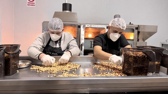 Mimarlığı bırakıp çocukluğunu geçirdiği dede mirası fındık dükkanını modern tesise dönüştürdü