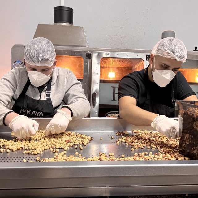 Mimarlığı bırakıp çocukluğunu geçirdiği dede mirası fındık dükkanını modern...