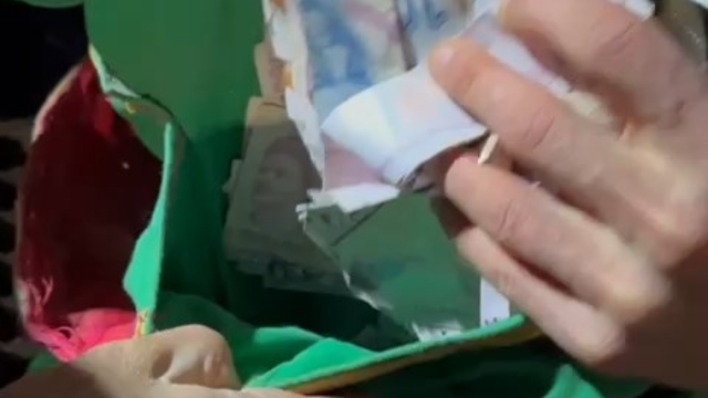 Temizlik görevlileri, çöpte buldukları para ve altınları sahibine teslim etti