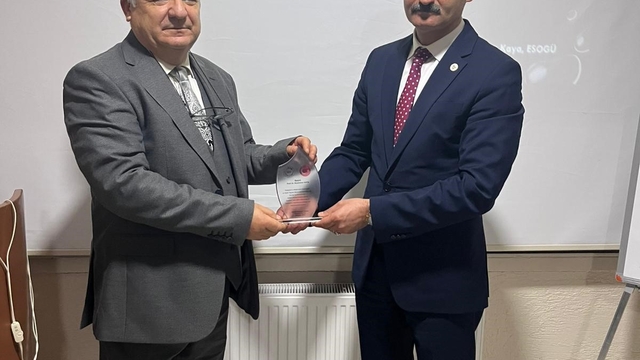 Eskişehir'de 'Maden ve Nadir Toprak Elementleri' konulu konferans
ESOGÜ MMF. Maden Bölümü Öğretim Üyesi, Cevher Hazırlama Anabilim Dalı Başkanı Prof. Dr. Muammer Kaya;
"Eskişehir ve Beylikova bölgeleri yalnızca Türkiye'nin değil, dünya madencilik piyasasının da dikkatle izlediği sahalar hâline geldi"