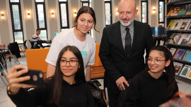 Başkan Çolakbayrakdar: "Dünyaya açılan kütüphanelerle zenginleştirilmiş bir şehir inşa ediyoruz"