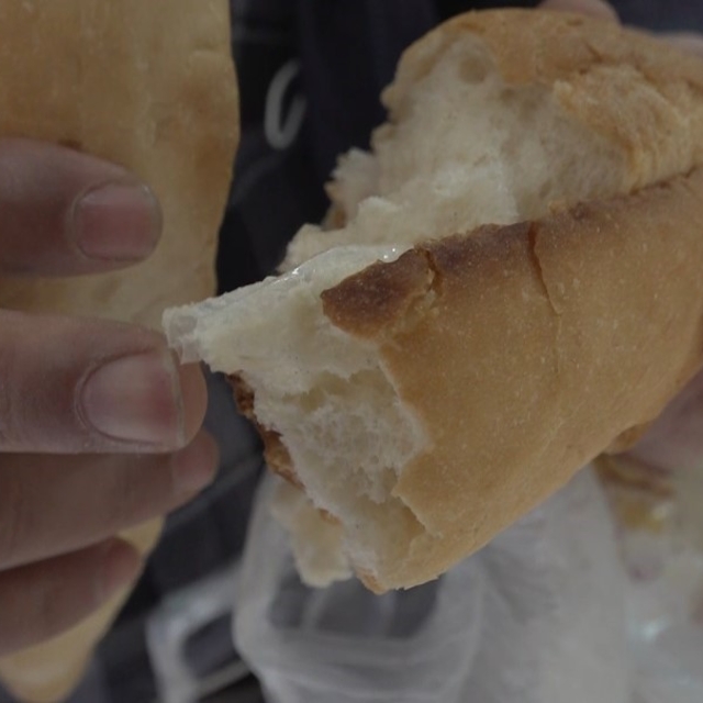 Yetkililer içinden poşet çıkan ekmeği üreten fırınla ilgili harekete geçti...