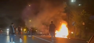 Otomobille çarpışan motosiklet alev topuna döndü: 1'i ağır 2 yaralı