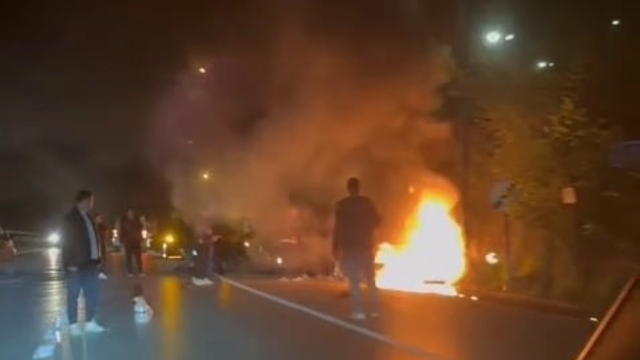 Otomobille çarpışan motosiklet alev topuna döndü: 1'i ağır 2 yaralı
