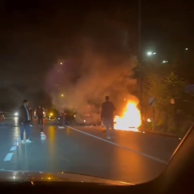 Otomobille çarpışan motosiklet alev topuna döndü: 1'i ağır 2 yaralı